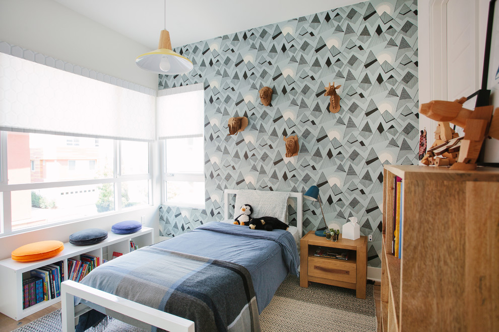 Idée de décoration pour une chambre d'enfant design avec un mur blanc, un sol en bois brun et un sol marron.
