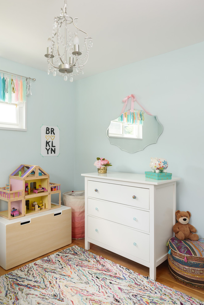 Klassisk inredning av ett litet flickrum kombinerat med sovrum och för 4-10-åringar, med blå väggar och ljust trägolv