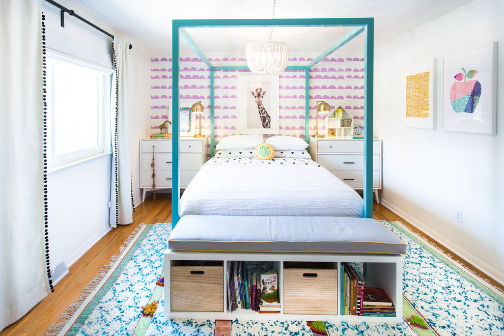 Idee per una cameretta per bambini minimal con pareti bianche, pavimento in legno massello medio e pavimento marrone