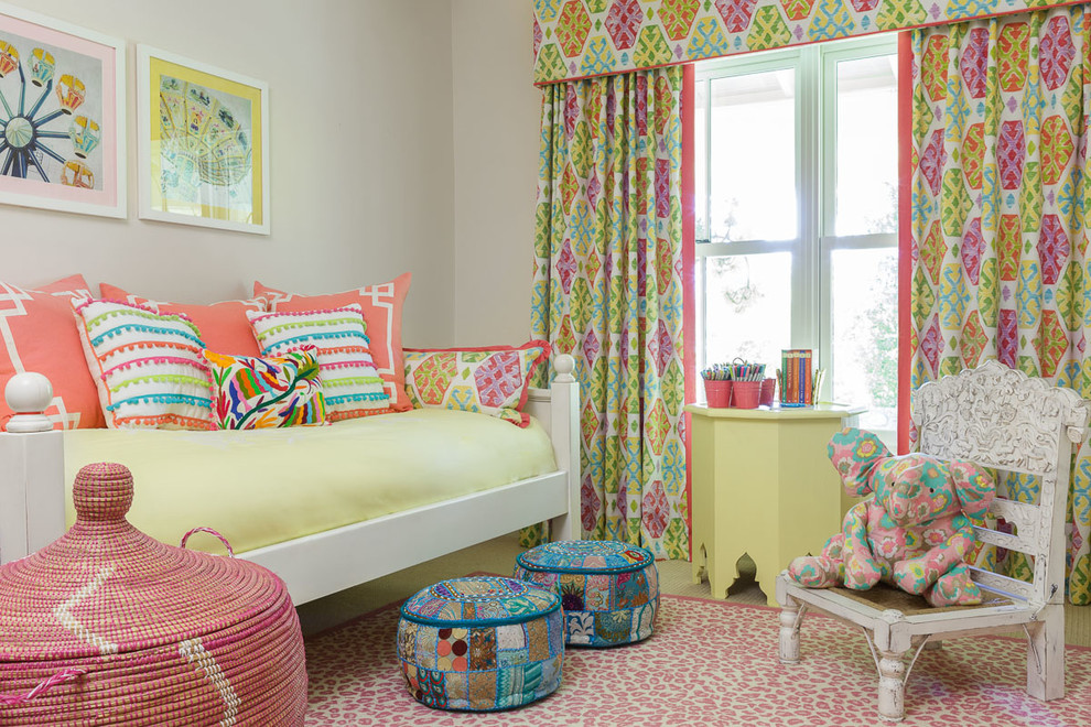 Exempel på ett mellanstort eklektiskt flickrum kombinerat med sovrum, med beige väggar