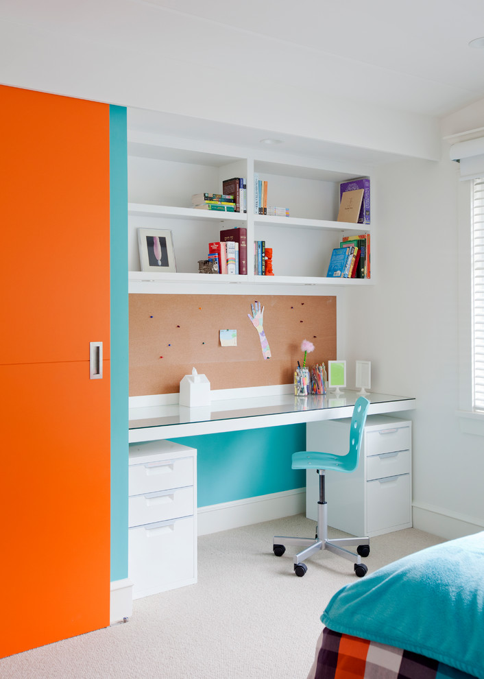 Foto på ett mellanstort funkis könsneutralt tonårsrum kombinerat med skrivbord, med vita väggar, heltäckningsmatta och beiget golv