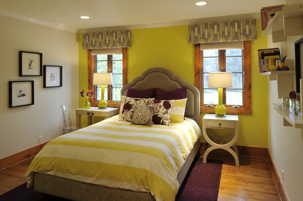 Idéer för ett klassiskt barnrum kombinerat med sovrum, med mellanmörkt trägolv och gula väggar