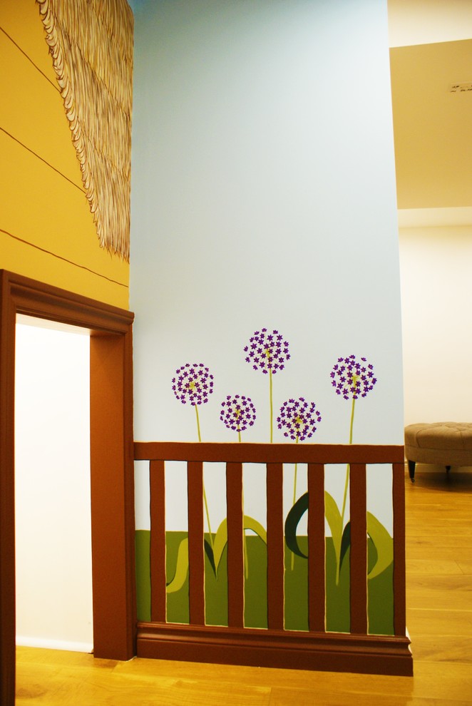 Imagen de dormitorio infantil de 1 a 3 años bohemio con paredes azules y suelo de madera clara