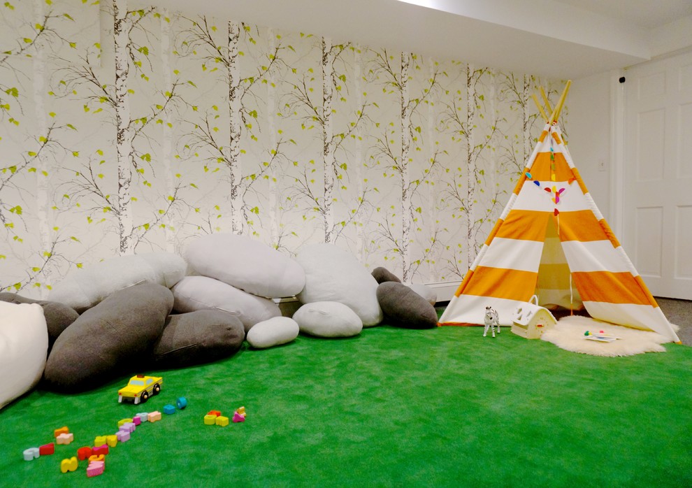 Foto på ett mellanstort funkis könsneutralt småbarnsrum kombinerat med lekrum, med vita väggar, heltäckningsmatta och grönt golv