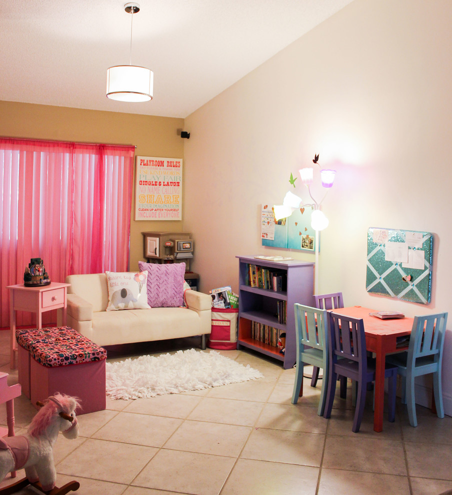 Cette photo montre une chambre d'enfant de 4 à 10 ans éclectique de taille moyenne avec un mur beige et un sol en carrelage de céramique.