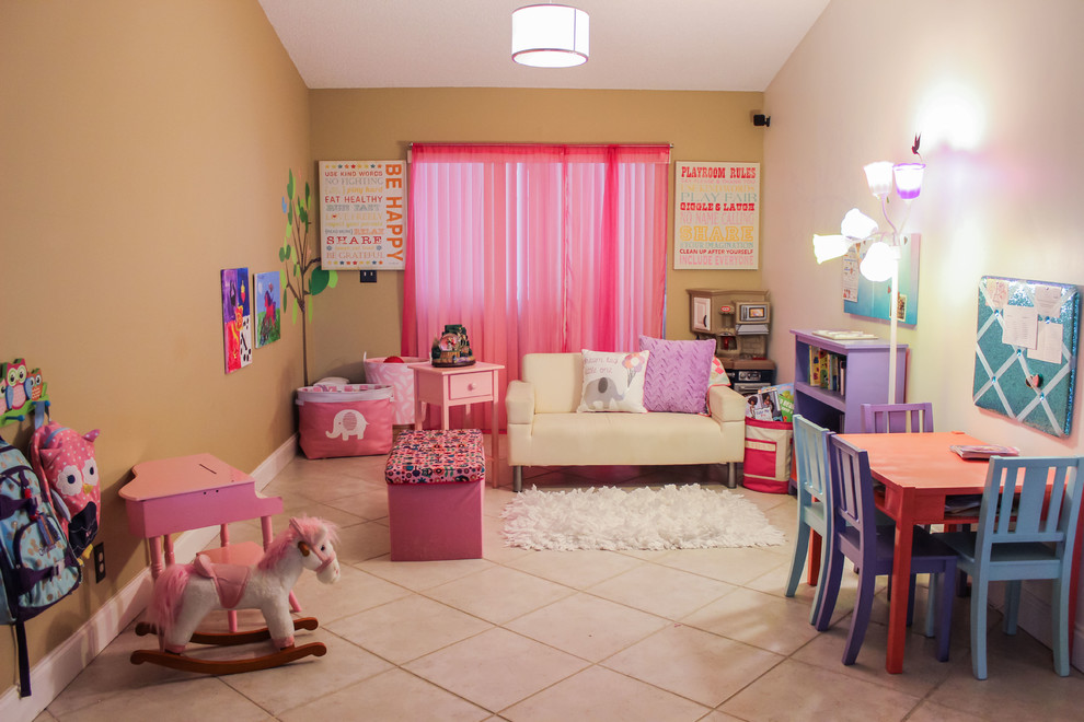 Cette image montre une chambre d'enfant de 4 à 10 ans bohème de taille moyenne avec un mur beige, un sol en carrelage de céramique et un sol beige.