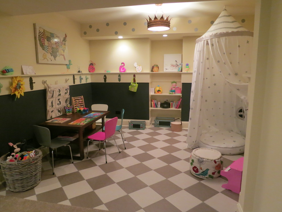 Exemple d'une chambre d'enfant de 1 à 3 ans chic de taille moyenne avec un mur multicolore et un sol en carrelage de céramique.