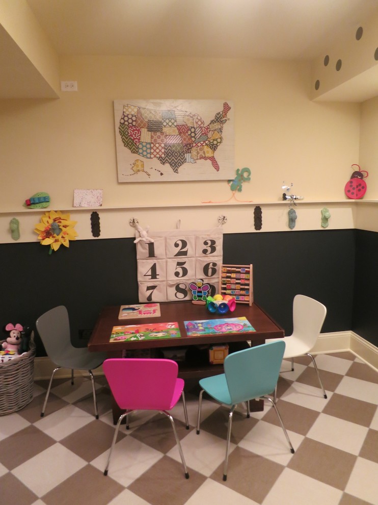 Foto på ett mellanstort vintage barnrum kombinerat med lekrum, med flerfärgade väggar och klinkergolv i keramik