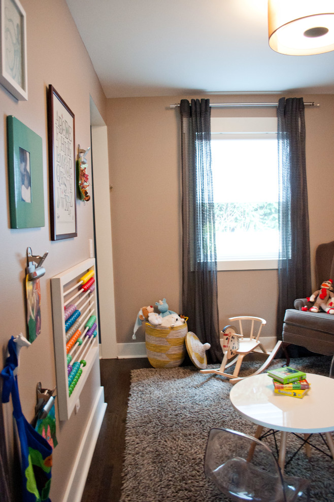 Idee per una cameretta per bambini da 1 a 3 anni boho chic di medie dimensioni con pareti beige, parquet scuro e pavimento marrone