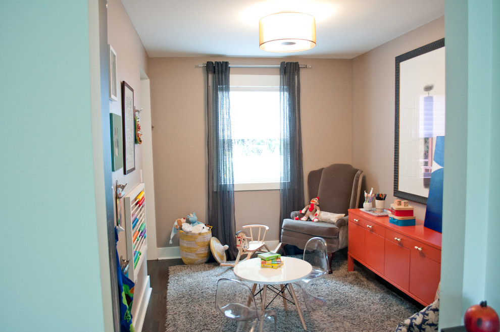 Foto på ett mellanstort eklektiskt könsneutralt småbarnsrum kombinerat med lekrum, med beige väggar, mörkt trägolv och brunt golv