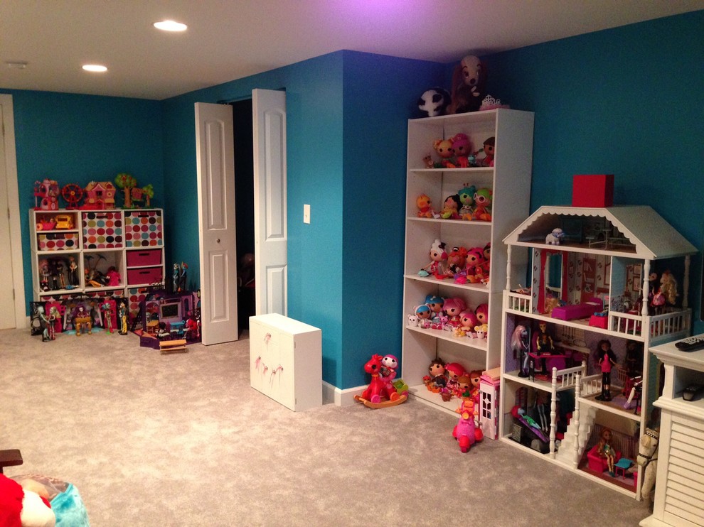 Example of an island style kids' room design in Chicago