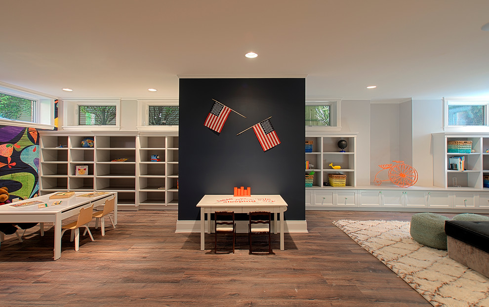 Immagine di un'ampia cameretta per bambini da 1 a 3 anni classica con pareti bianche, pavimento in legno massello medio e pavimento marrone