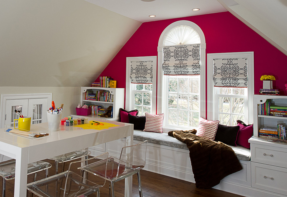 Idéer för ett mycket stort klassiskt flickrum kombinerat med lekrum och för 4-10-åringar, med rosa väggar och mellanmörkt trägolv