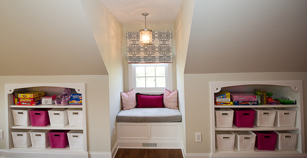 Exemple d'une très grande chambre d'enfant de 4 à 10 ans chic avec un mur rose et un sol en bois brun.