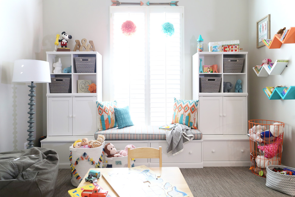 Klassisches Kinderzimmer mit Spielecke, beiger Wandfarbe, Teppichboden und braunem Boden in Sonstige