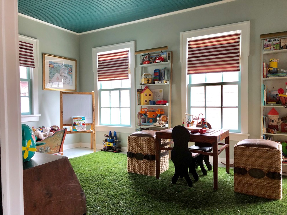 Eklektisk inredning av ett mellanstort barnrum kombinerat med lekrum, med grå väggar