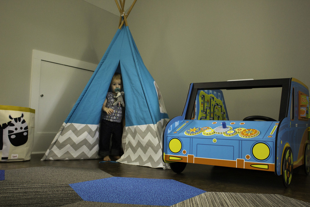 Foto di un'ampia cameretta per bambini da 1 a 3 anni minimalista con pareti grigie e pavimento in sughero