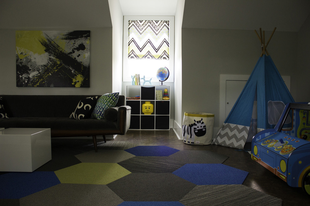 Geräumiges Modernes Jungszimmer mit Spielecke, grauer Wandfarbe und Teppichboden in Charleston