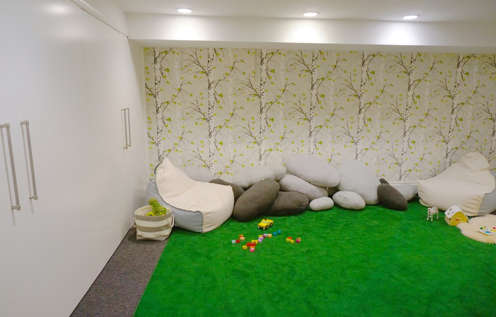 Neutrales, Großes Modernes Kinderzimmer mit Spielecke, weißer Wandfarbe und Teppichboden in New York