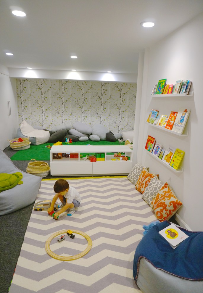 Пример оригинального дизайна: нейтральная детская с игровой среднего размера в современном стиле с белыми стенами и ковровым покрытием для ребенка от 1 до 3 лет