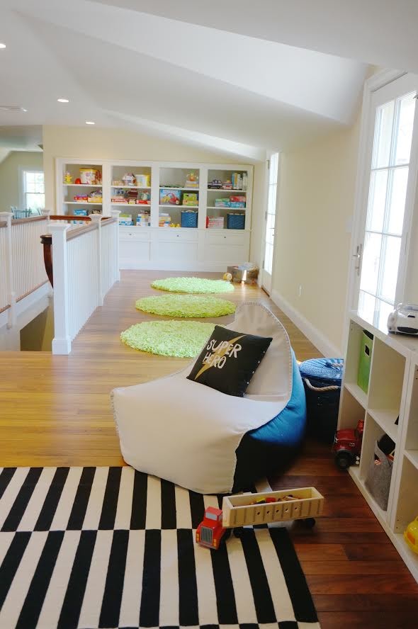 Idée de décoration pour une chambre d'enfant de 4 à 10 ans minimaliste de taille moyenne avec un mur beige, parquet clair et un sol beige.
