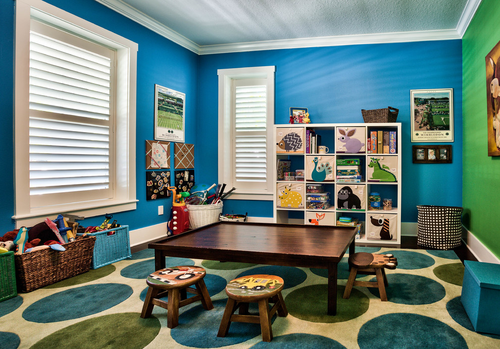 Mittelgroßes, Neutrales Modernes Kinderzimmer mit blauer Wandfarbe, Spielecke und dunklem Holzboden in Tampa