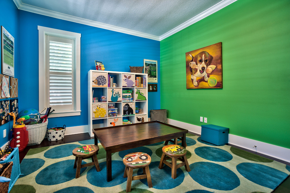 Exemple d'une chambre d'enfant de 1 à 3 ans tendance de taille moyenne avec un mur bleu et parquet foncé.