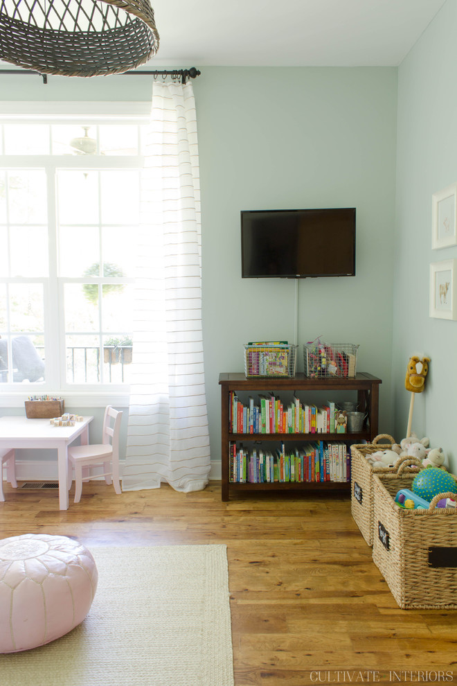 Kleines Eklektisches Mädchenzimmer mit Spielecke, blauer Wandfarbe und dunklem Holzboden in Sonstige