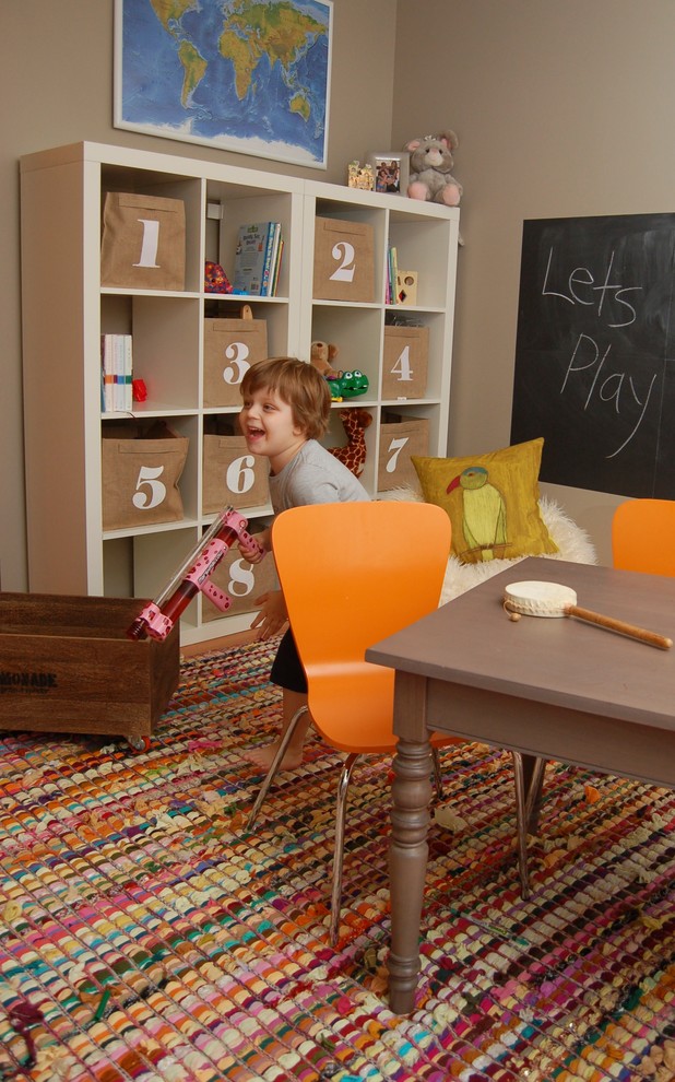 Foto di una cameretta per bambini da 4 a 10 anni contemporanea di medie dimensioni con pareti beige e pavimento in legno massello medio
