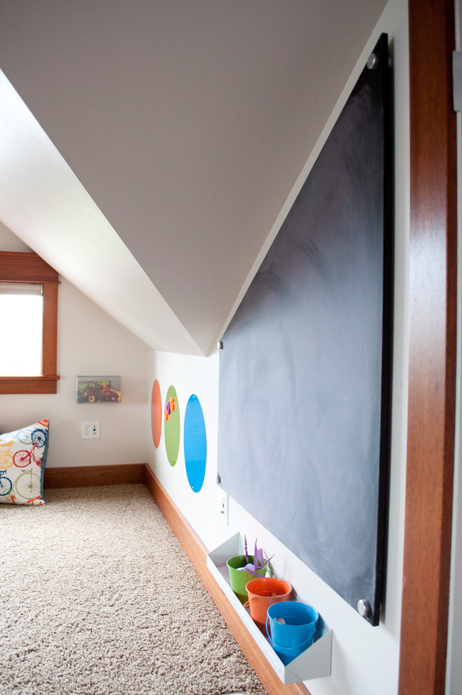 Großes, Neutrales Uriges Kinderzimmer mit Spielecke, weißer Wandfarbe, Teppichboden und beigem Boden in Seattle