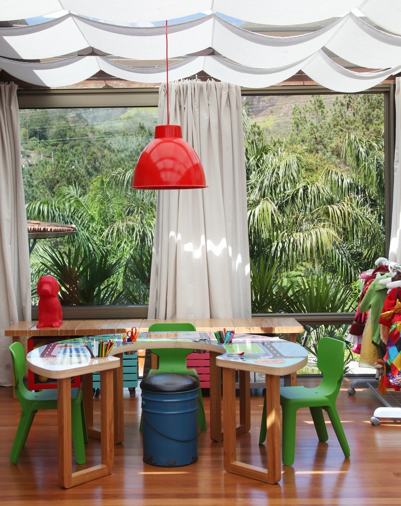 Réalisation d'une chambre d'enfant de 1 à 3 ans ethnique avec un sol en bois brun.