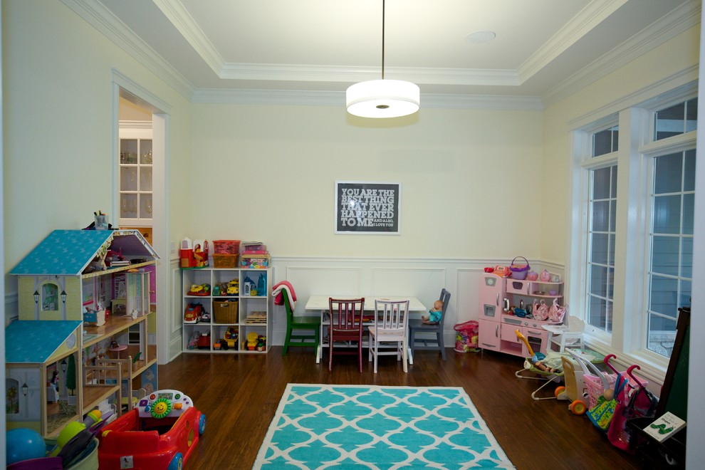 Idéer för mellanstora lantliga könsneutrala småbarnsrum kombinerat med lekrum, med gula väggar, mellanmörkt trägolv och brunt golv