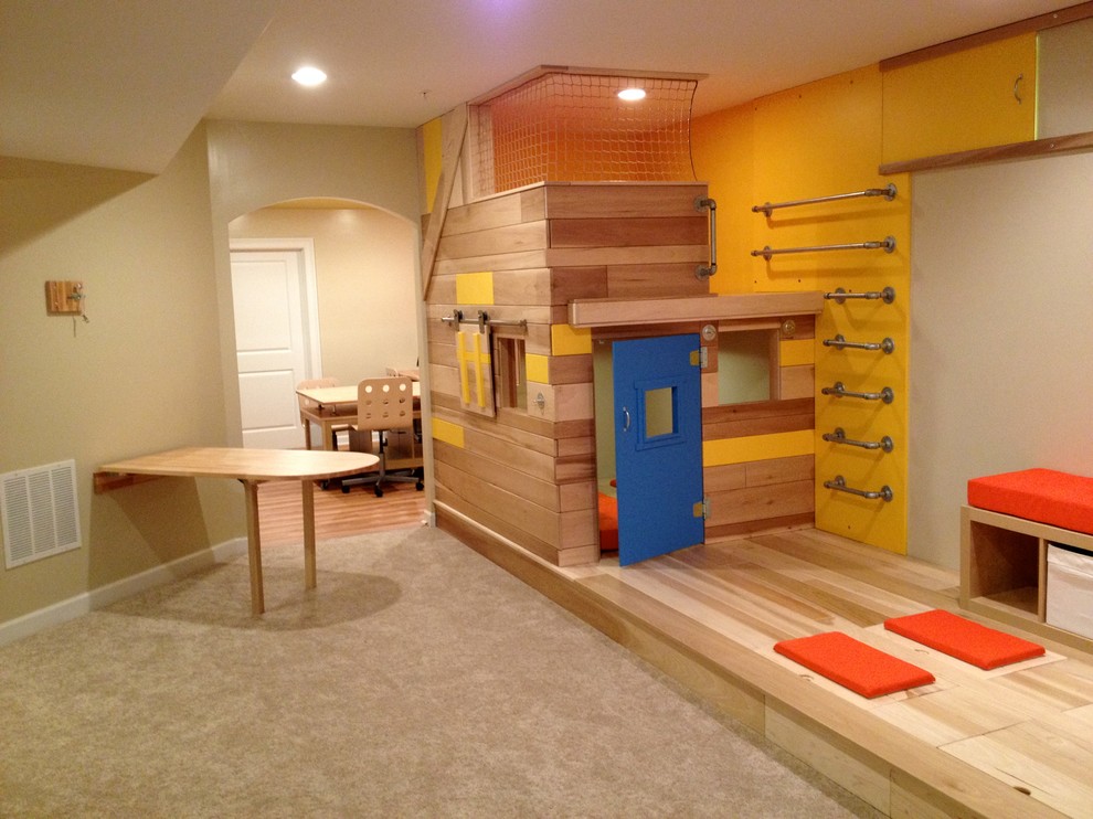 Immagine di una grande cameretta per bambini da 4 a 10 anni boho chic con pareti beige e pavimento in legno massello medio