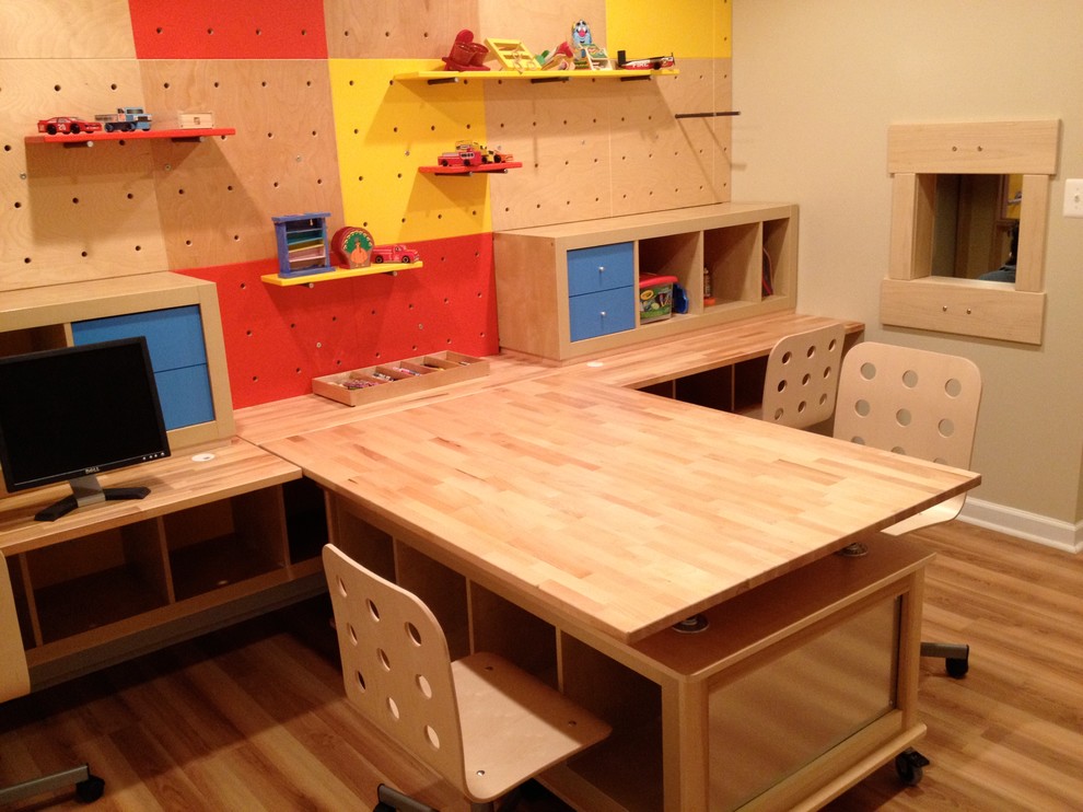 Idées déco pour une grande chambre d'enfant de 4 à 10 ans éclectique avec un mur beige et un sol en bois brun.
