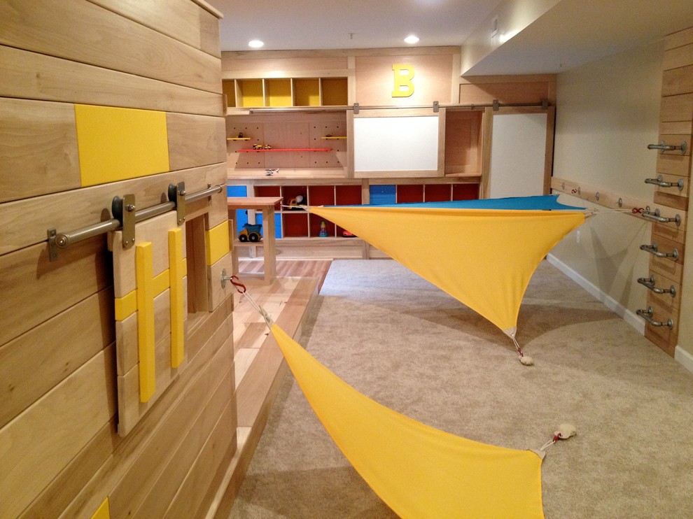 Idee per una grande cameretta per bambini da 4 a 10 anni eclettica con pareti beige e pavimento in legno massello medio