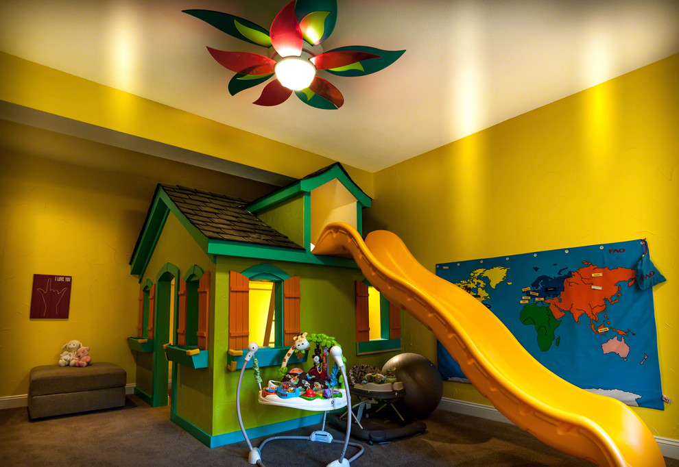 Пример оригинального дизайна: нейтральная детская с игровой в стиле фьюжн с желтыми стенами и ковровым покрытием