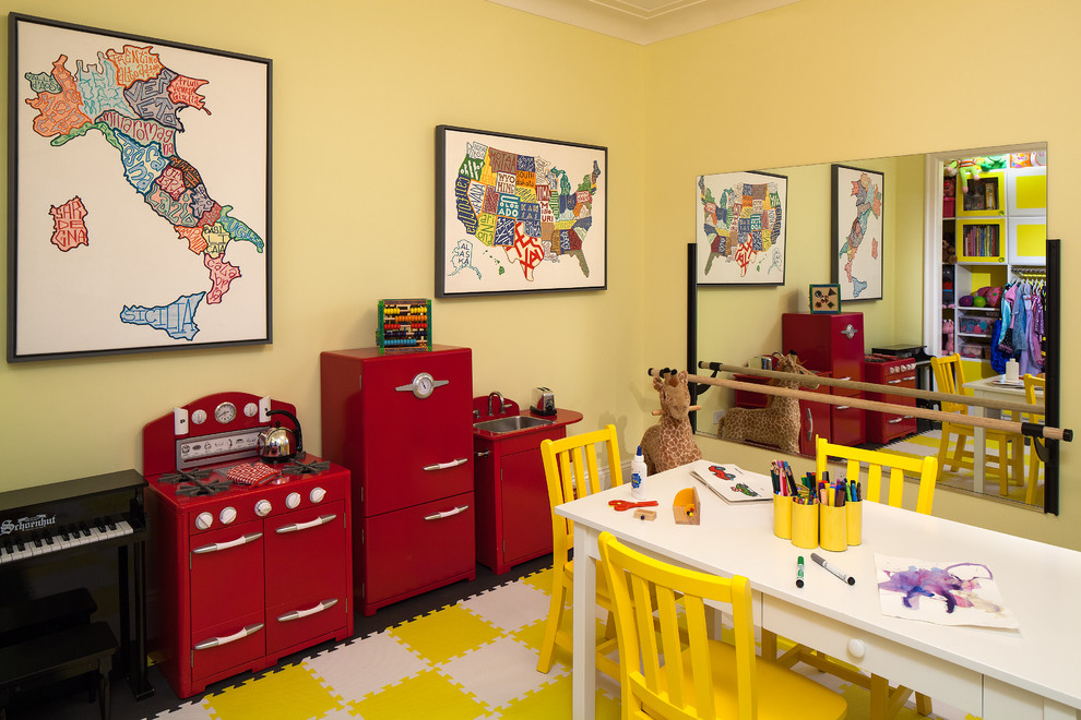 Идея дизайна: детская с игровой среднего размера в стиле неоклассика (современная классика) с желтыми стенами и темным паркетным полом для ребенка от 1 до 3 лет, девочки