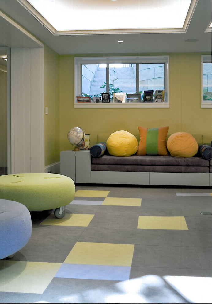 Идея дизайна: нейтральная детская с игровой в современном стиле с ковровым покрытием, разноцветным полом и зелеными стенами