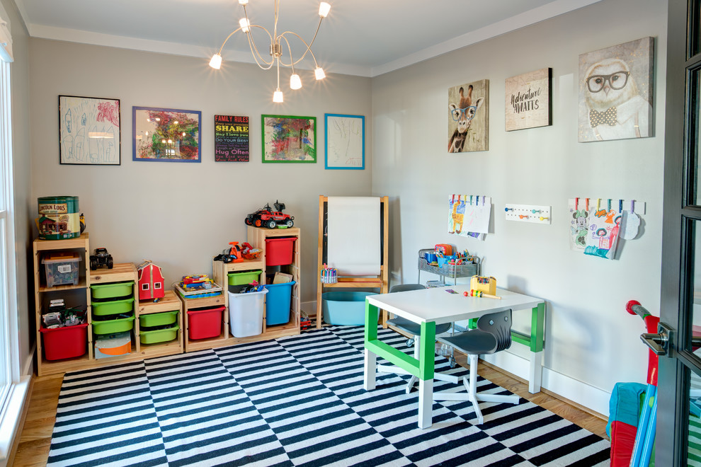 Exemple d'une chambre d'enfant de 4 à 10 ans chic avec un mur gris et parquet clair.