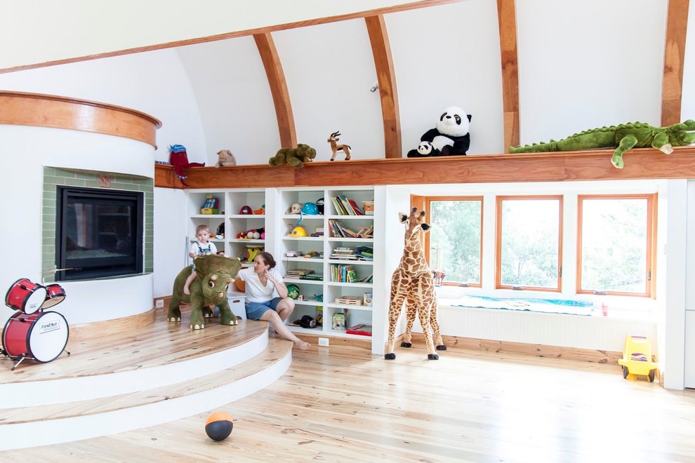 Imagen de dormitorio infantil de 4 a 10 años de estilo americano de tamaño medio con paredes blancas y suelo de madera clara