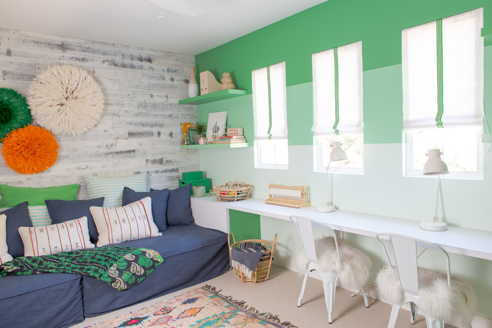 Imagen de habitación infantil unisex actual con escritorio, paredes verdes, moqueta y suelo beige