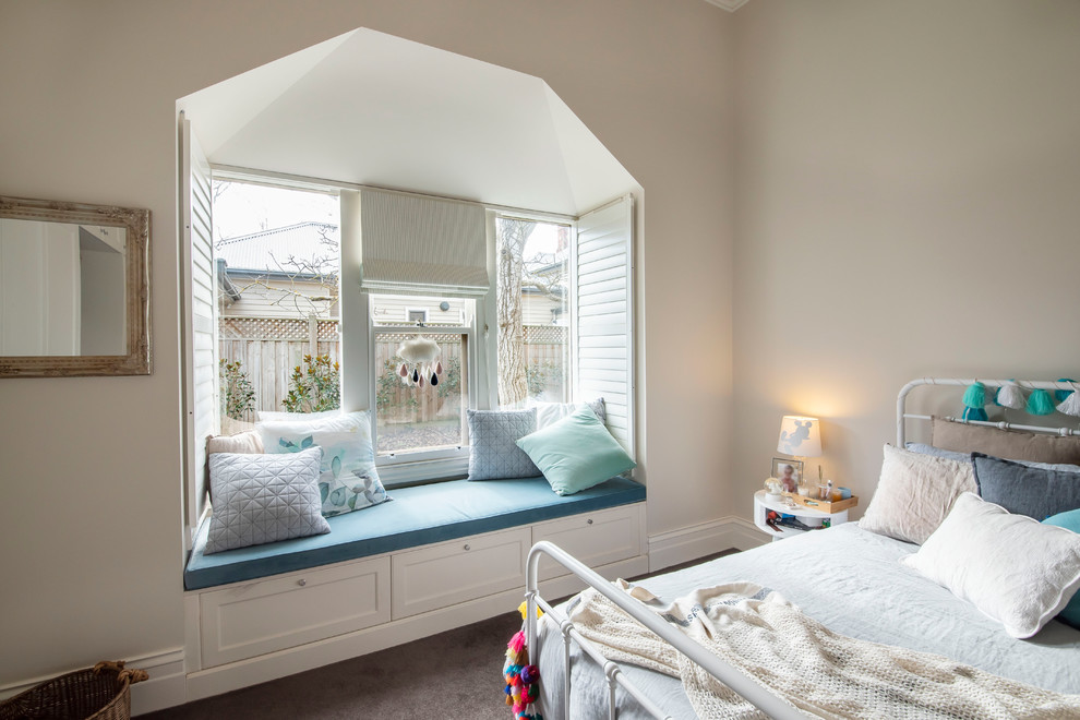 Diseño de dormitorio infantil clásico renovado extra grande con paredes beige, moqueta y suelo gris