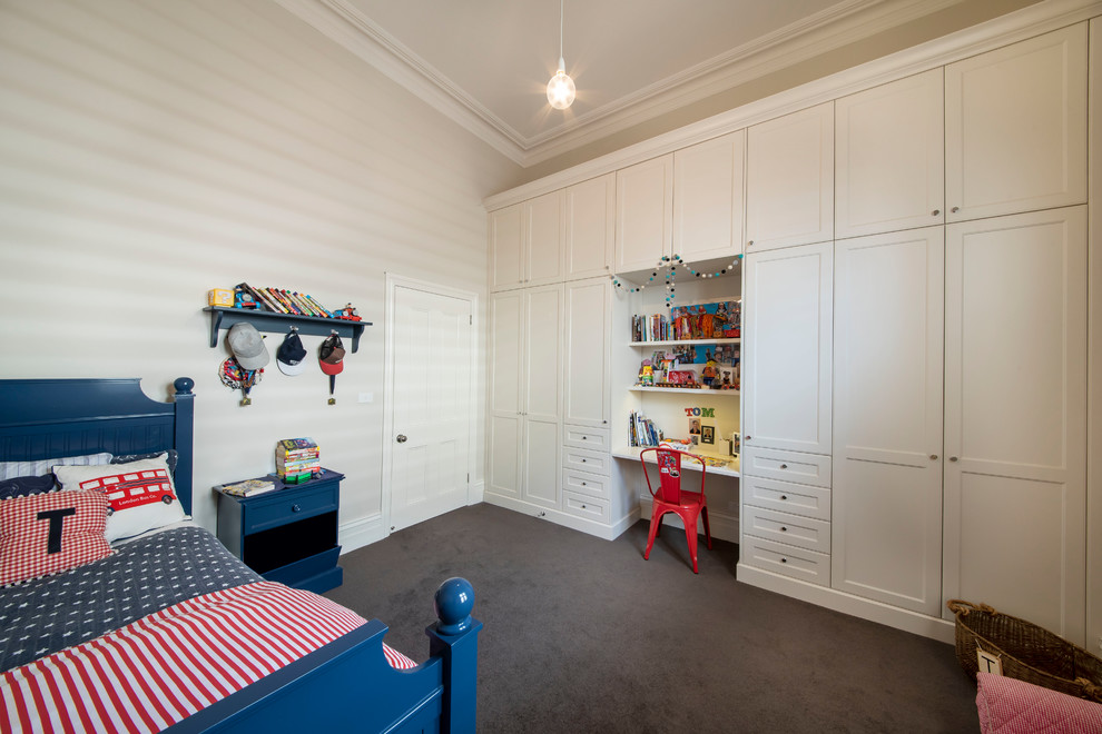 Esempio di un'ampia cameretta per bambini da 4 a 10 anni tradizionale con moquette, pavimento grigio e pareti beige