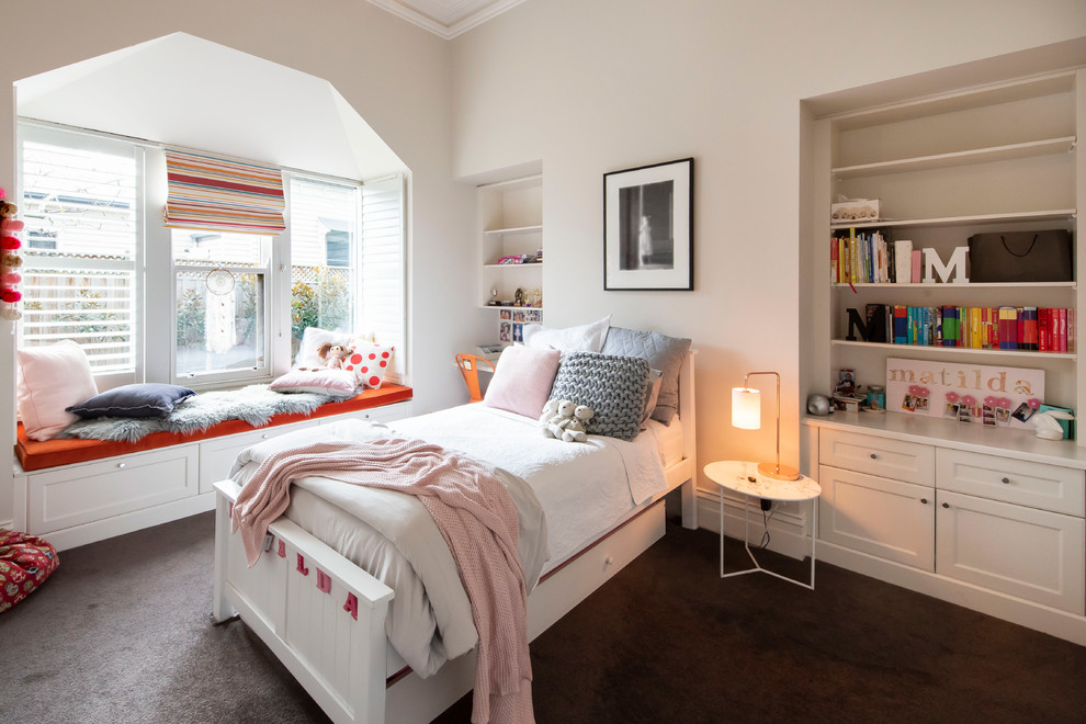 Foto de dormitorio infantil tradicional renovado extra grande con paredes beige, moqueta y suelo gris