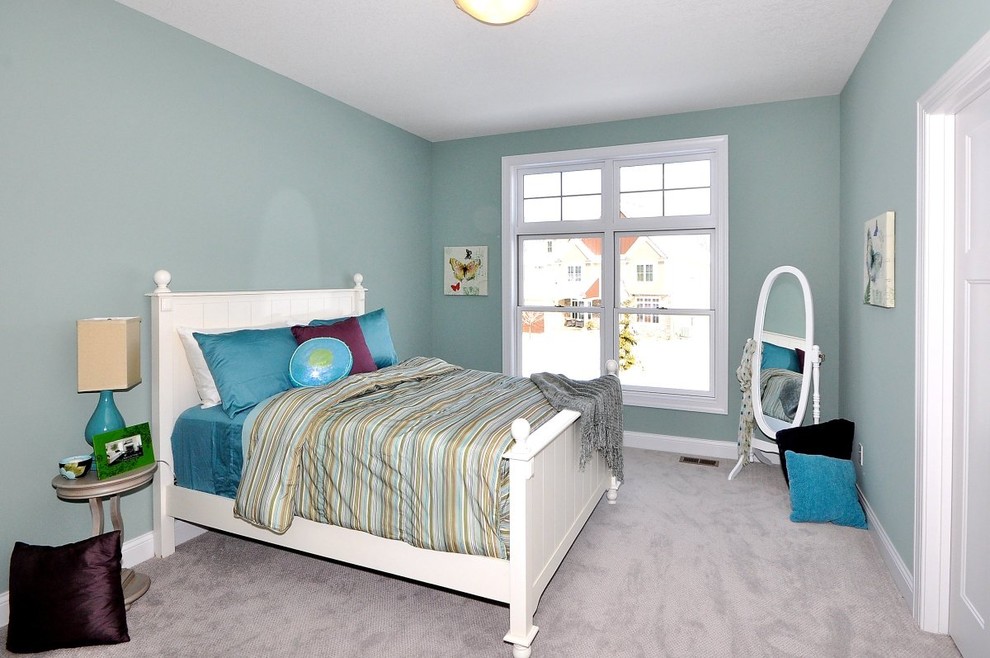 Idéer för att renovera ett mellanstort vintage barnrum kombinerat med sovrum, med grå väggar, heltäckningsmatta och grått golv
