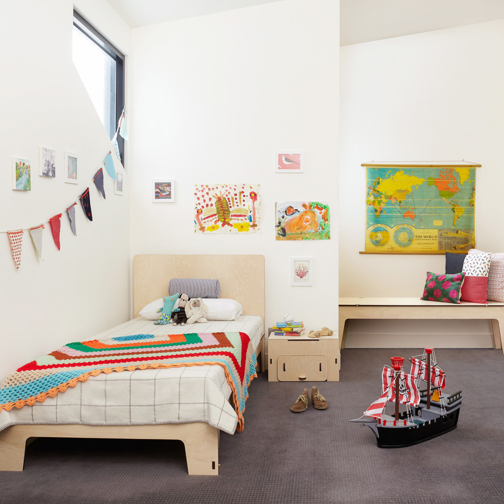 Пример оригинального дизайна: нейтральная детская среднего размера в современном стиле с спальным местом, белыми стенами и ковровым покрытием для ребенка от 4 до 10 лет