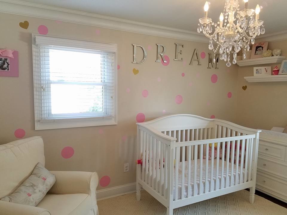 Imagen de dormitorio infantil de 1 a 3 años minimalista pequeño con paredes beige