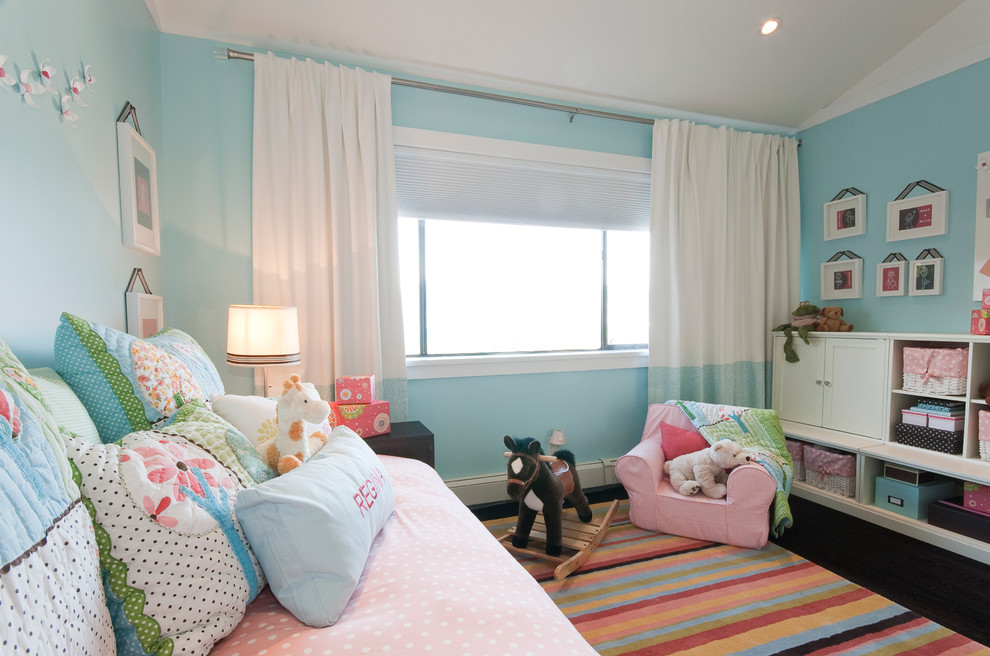 Design ideas for a traditional kids' bedroom in Vancouver.