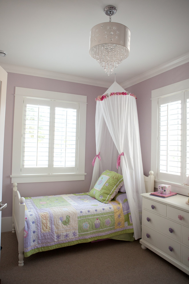 Imagen de dormitorio infantil clásico con paredes púrpuras