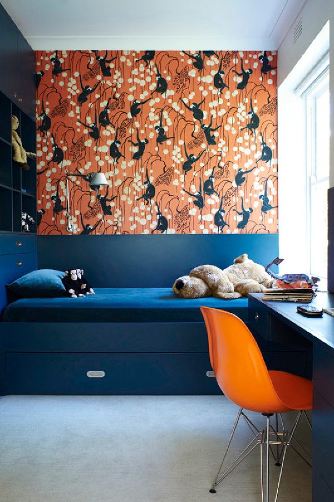 Aménagement d'une chambre neutre de 4 à 10 ans contemporaine avec un bureau, un mur multicolore, moquette et un sol beige.